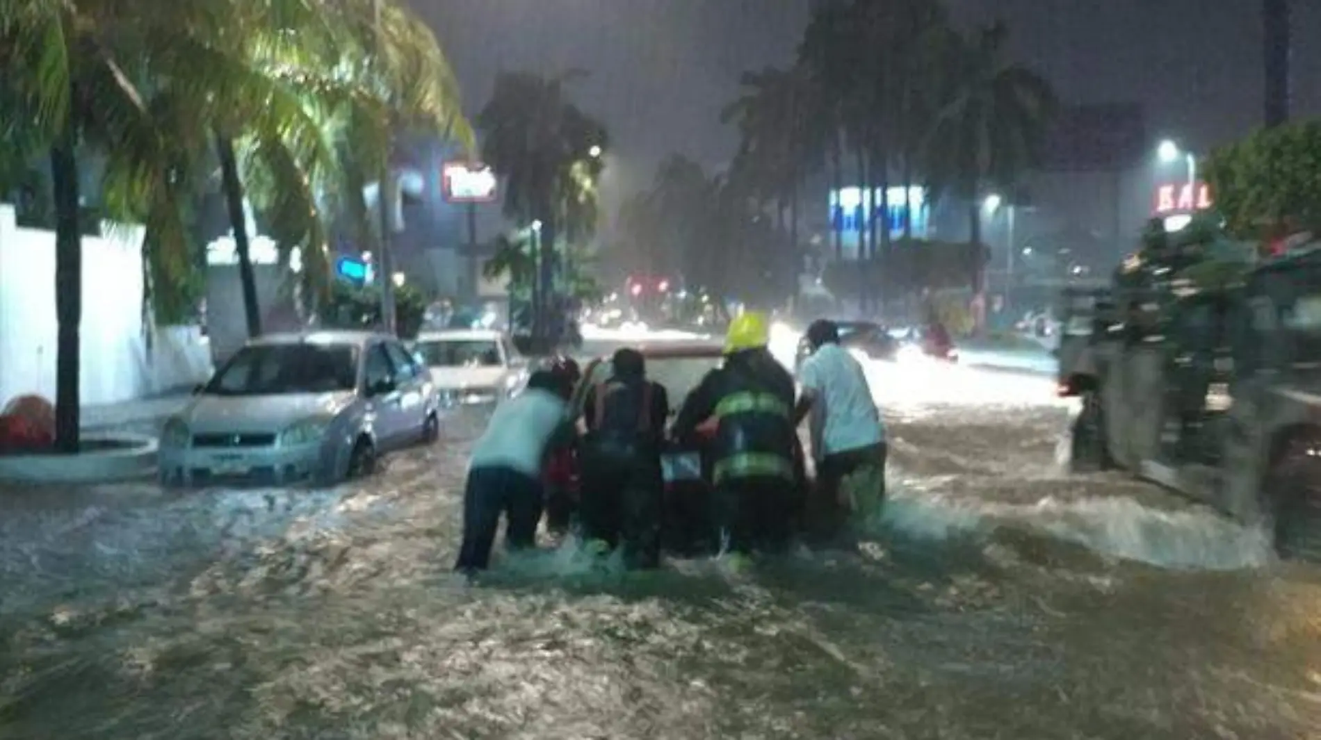 Acapulco - lluvias en la costera miguel aleman inundaciones